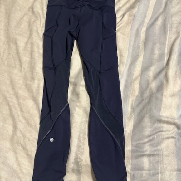 Lululemon Size 4 Navy blue cropped leggings - Picture 3 of 3